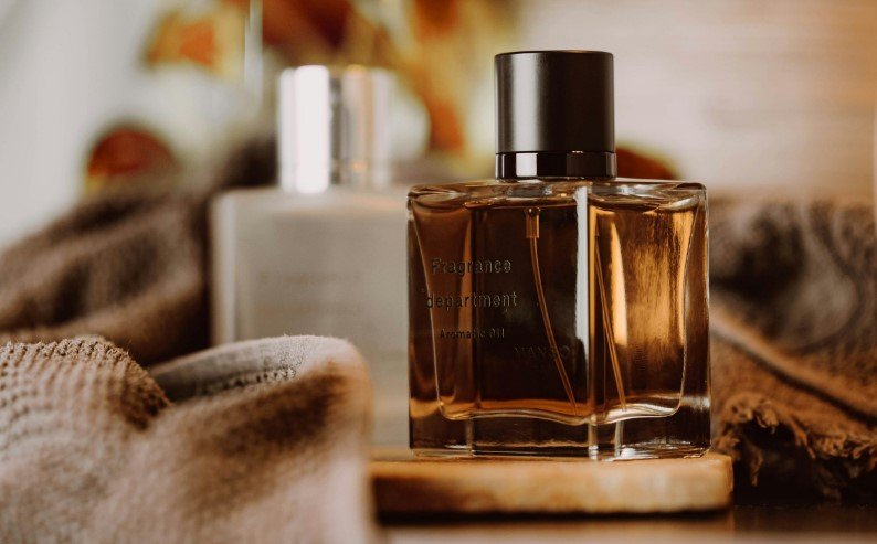 Two perfumes for layering